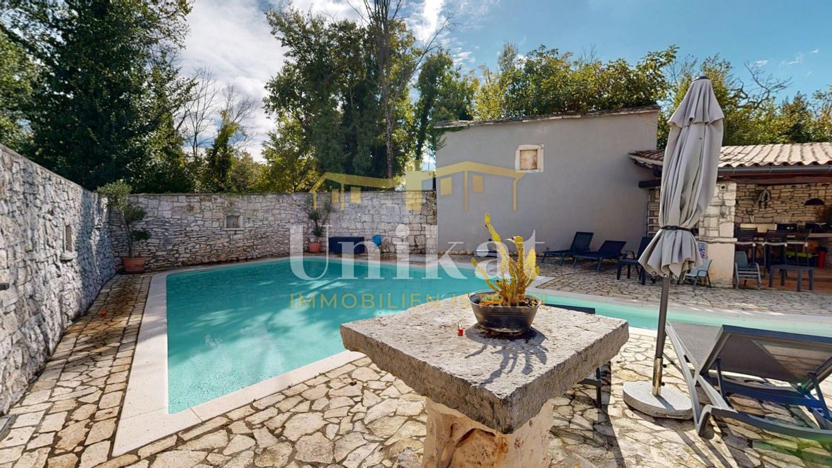 Čudovita posest z dvema kamnitima hišama in bazenom